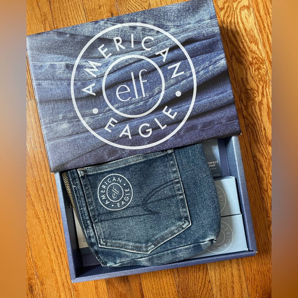 come with 2 cheeky masks and 2 lip balms, Selling full set all together. All new